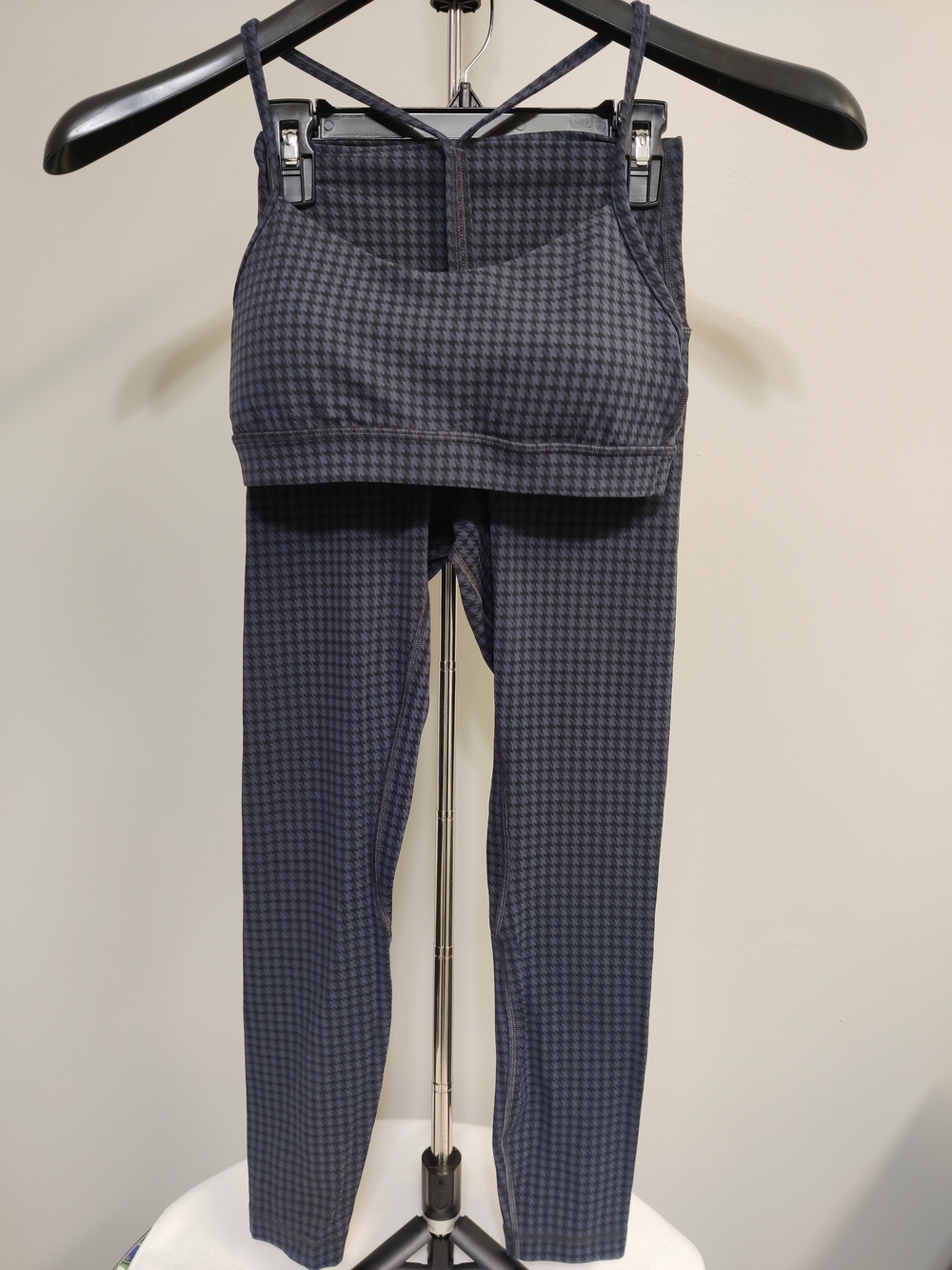 Lululemon High Rise Houndstooth Leggings with Y flow bra. Size 6/2